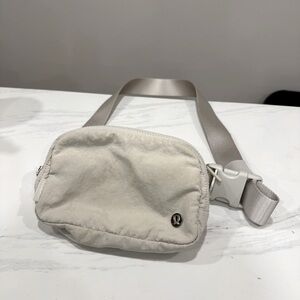 Lululemon everywhere belt bag